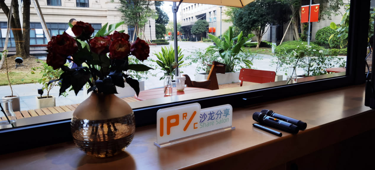 窗台一景：玫瑰插花与 IP Coffee 小黑板，窗外街景